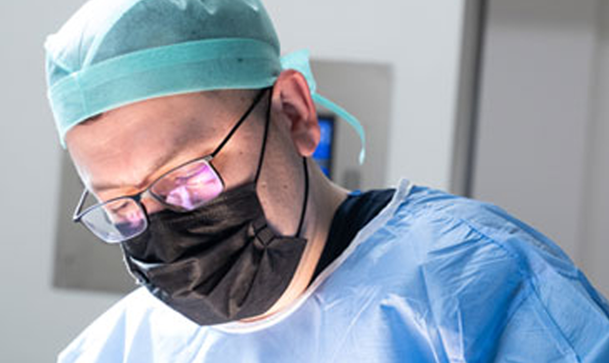 Kasık Fıtığı Ameliyatı Doç.Dr Çağhan Pekşen Genel Cerrahi Uzmanı n,En iyi fıtık doktoru istanbul
